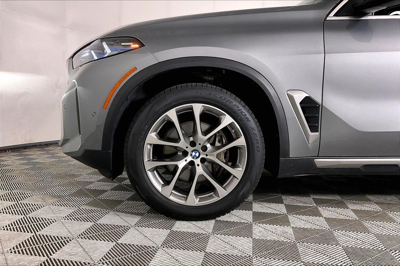 Used 2024 BMW X5 xDrive40i w/ Premium Package AWD/4WD image 6