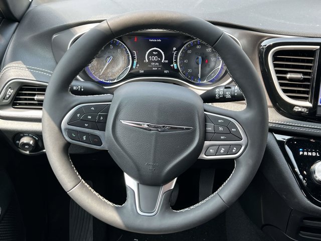 Used 2026 Chrysler Pacifica Select FWD image 13