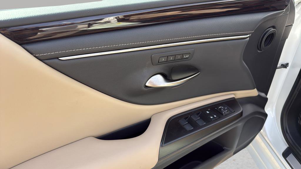 Used 2019 Lexus ES 350 w/ Premium Package FWD image 11