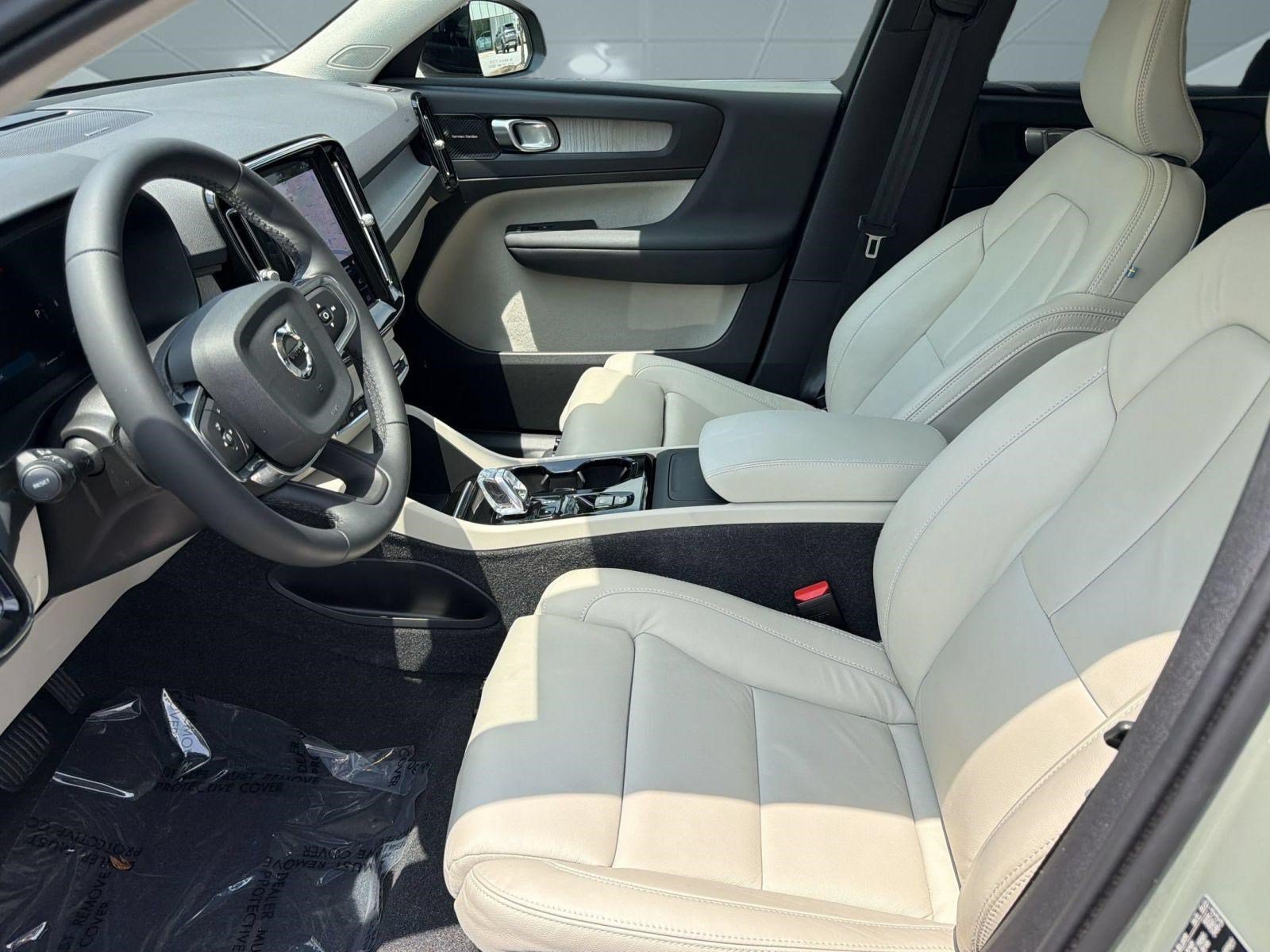 Certified 2023 Volvo XC40 B5 Ultimate w/ Protection Package Premier AWD/4WD image 5