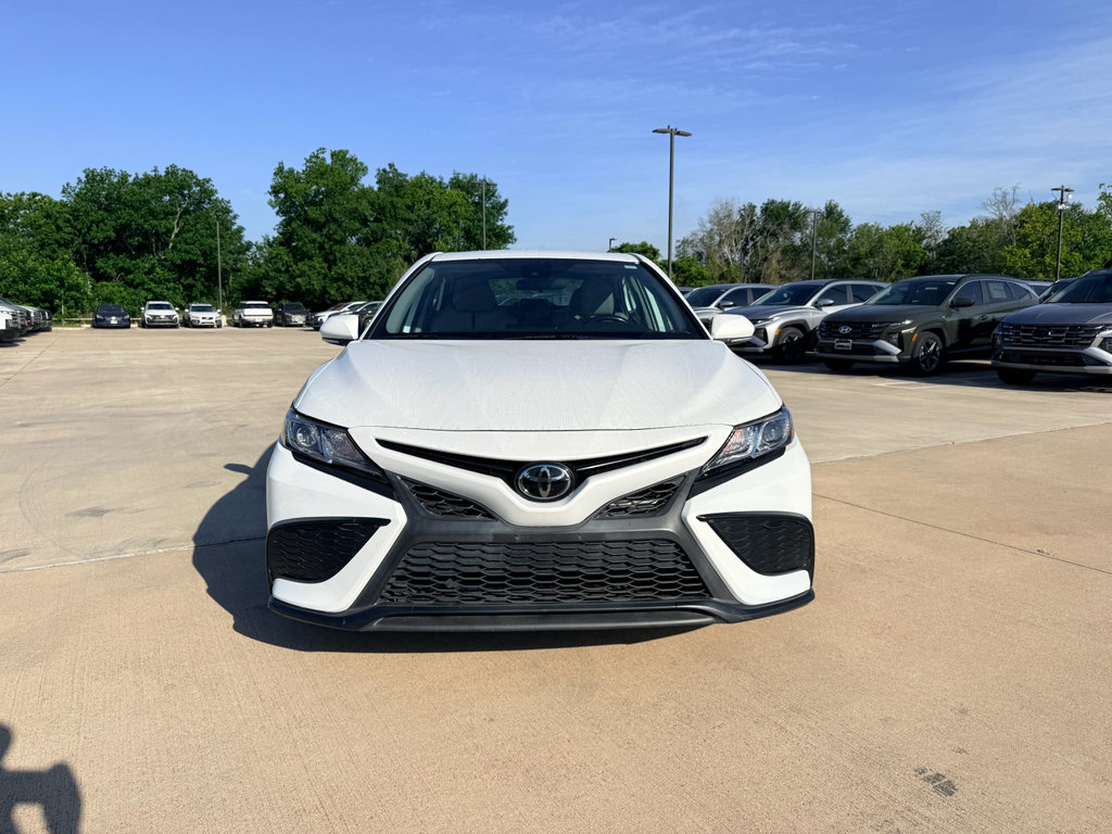 Used 2022 Toyota Camry SE FWD image 2