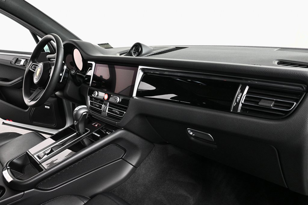 Used 2025 Porsche Macan image 26