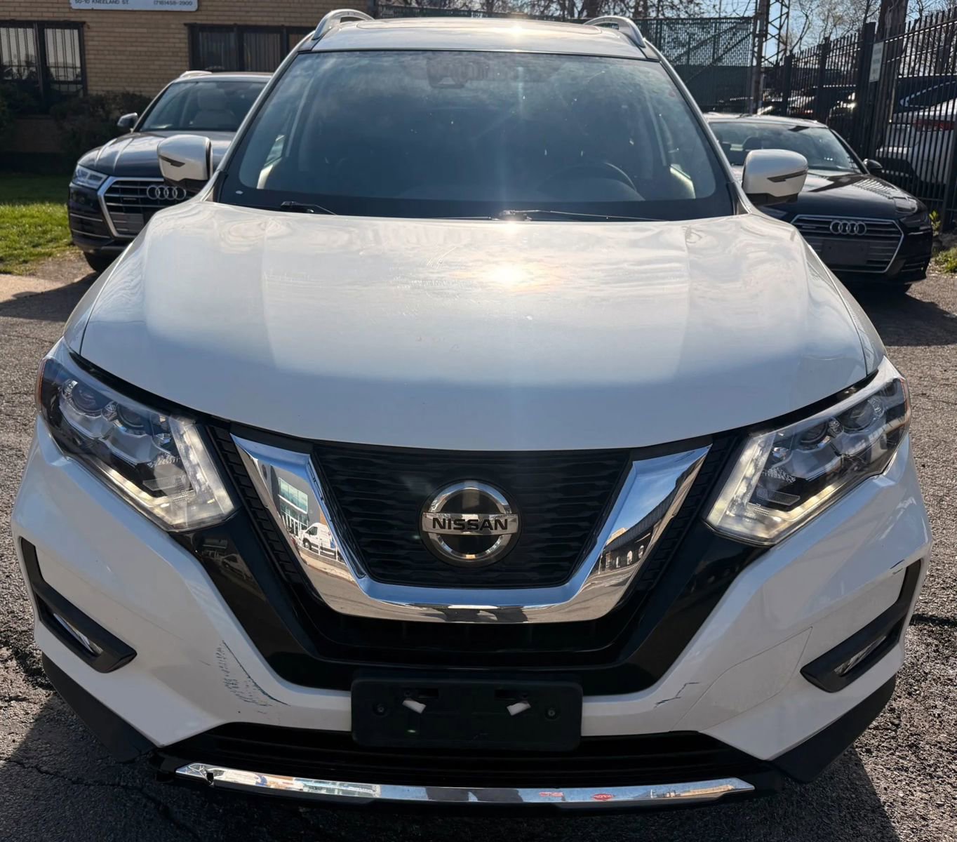Used 2018 Nissan Rogue SL w/ Premium Package image 2