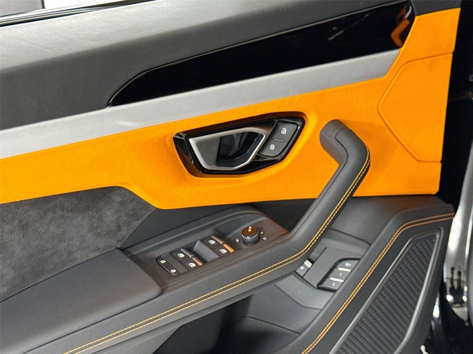 Used 2024 Lamborghini Urus S AWD/4WD image 13