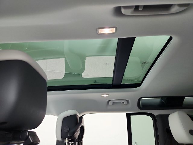 New 2026 Land Rover Defender 110 X-Dynamic SE AWD/4WD image 22