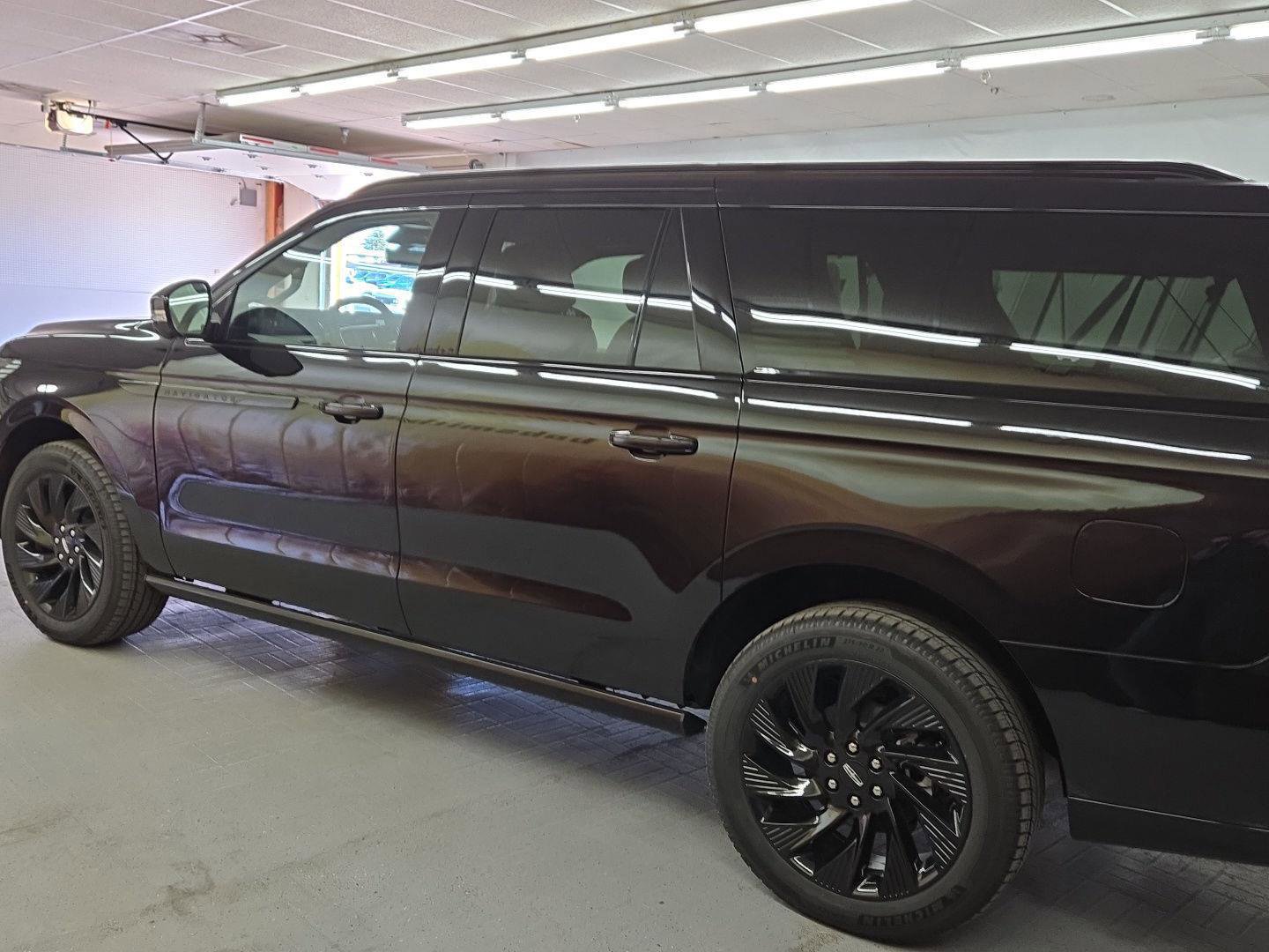 New 2026 Lincoln Navigator L Reserve w/ Jet Appearance Package AWD/4WD image 10