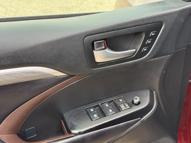 Used 2019 Toyota Highlander Limited Platinum AWD/4WD image 19