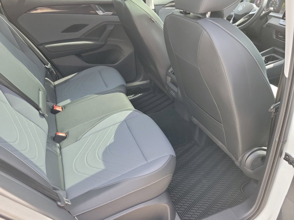 Certified 2025 Volkswagen Tiguan SE w/ Panoramic Sunroof Package image 33