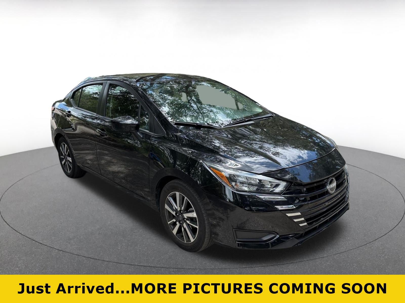 Used 2025 Nissan Versa SV FWD image 1
