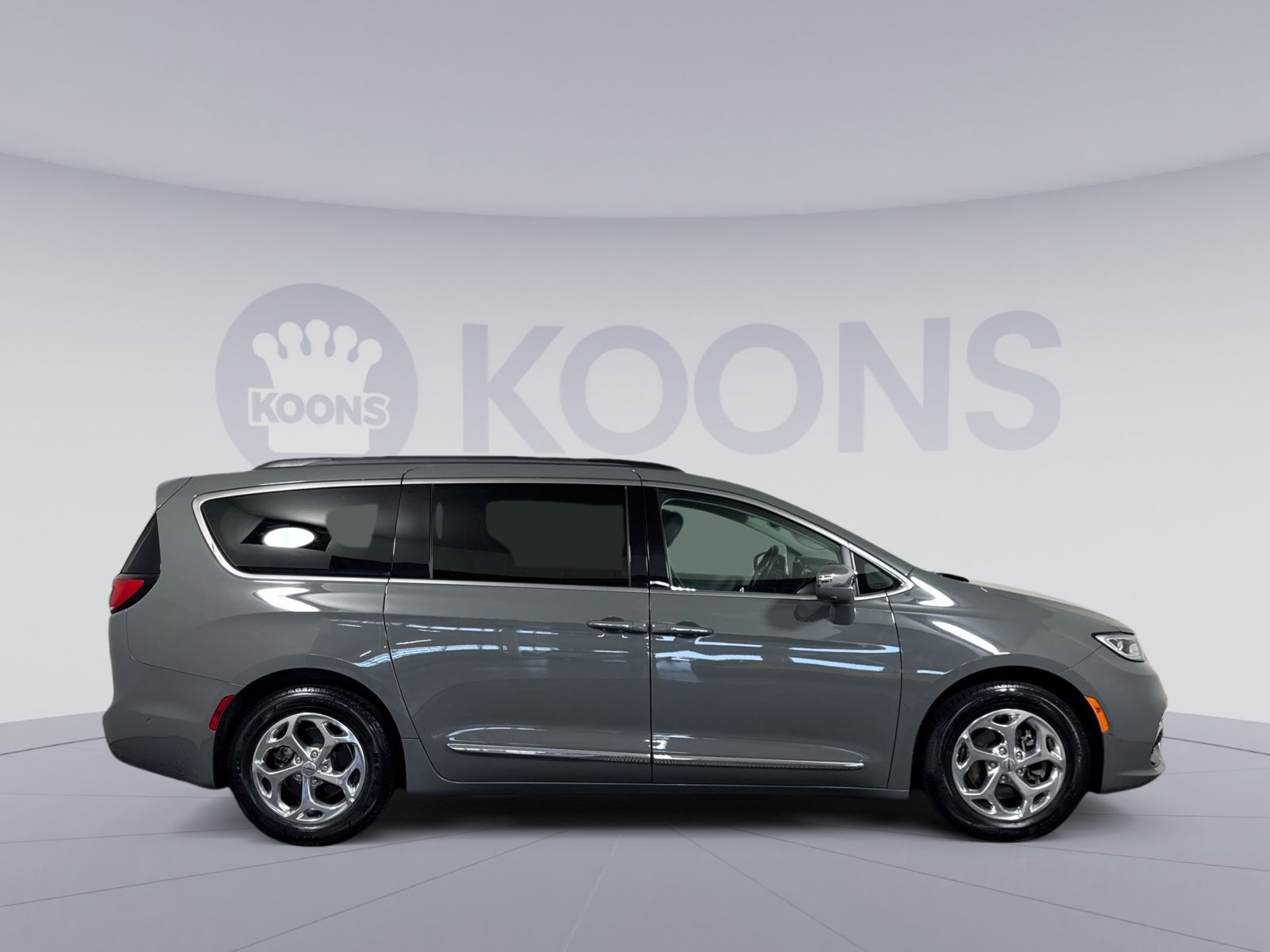 Used 2022 Chrysler Pacifica Limited FWD image 8