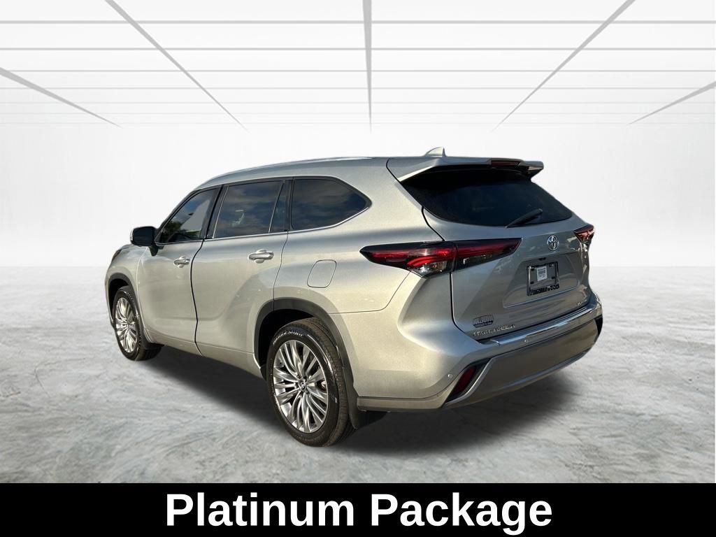 Used 2024 Toyota Highlander Platinum FWD image 7