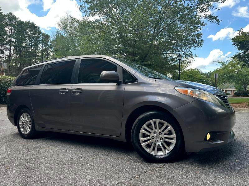 Used 2011 Toyota Sienna Limited image 4