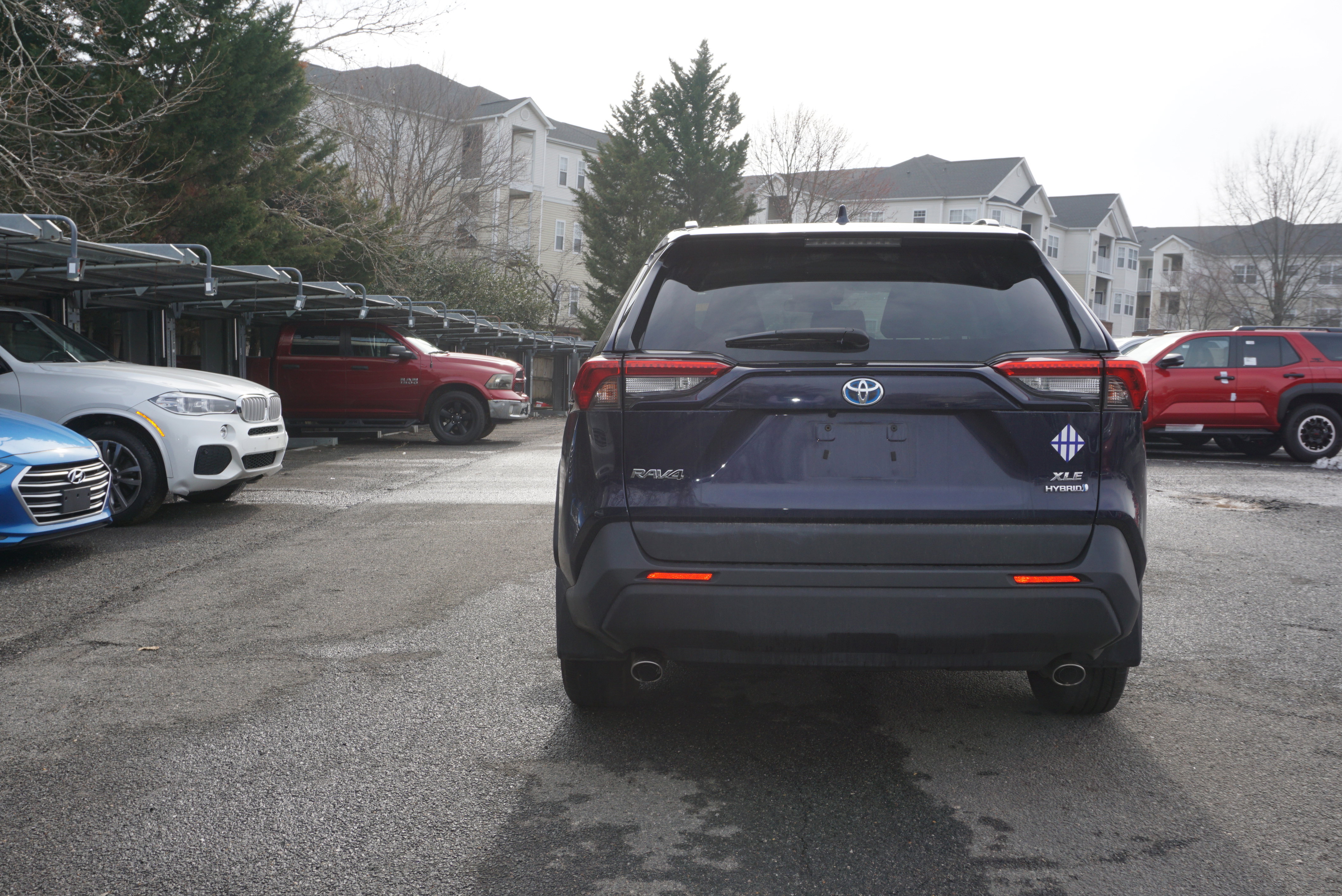 Used 2021 Toyota RAV4 XLE w/ XLE Grade Weather Package image 5