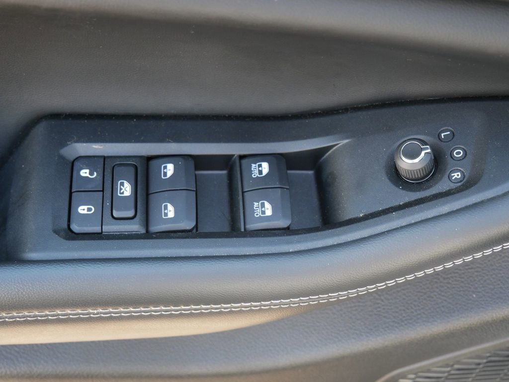 Used 2024 Jeep Grand Cherokee L Altitude AWD/4WD image 16
