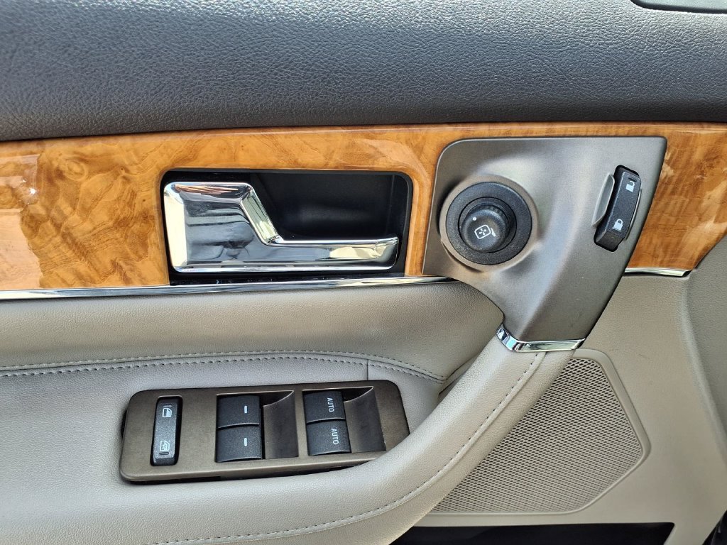Used 2013 Lincoln MKX FWD image 25