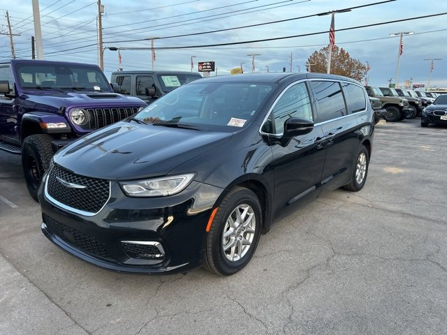 Used 2024 Chrysler Pacifica Touring-L image 1