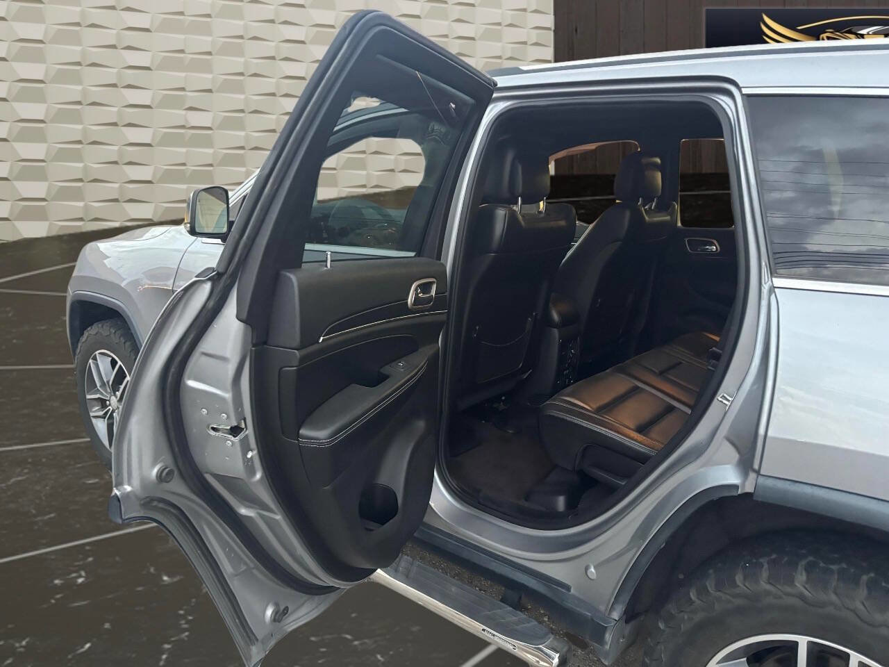 Used 2015 Jeep Grand Cherokee Limited w/ Luxury Group II AWD/4WD image 21