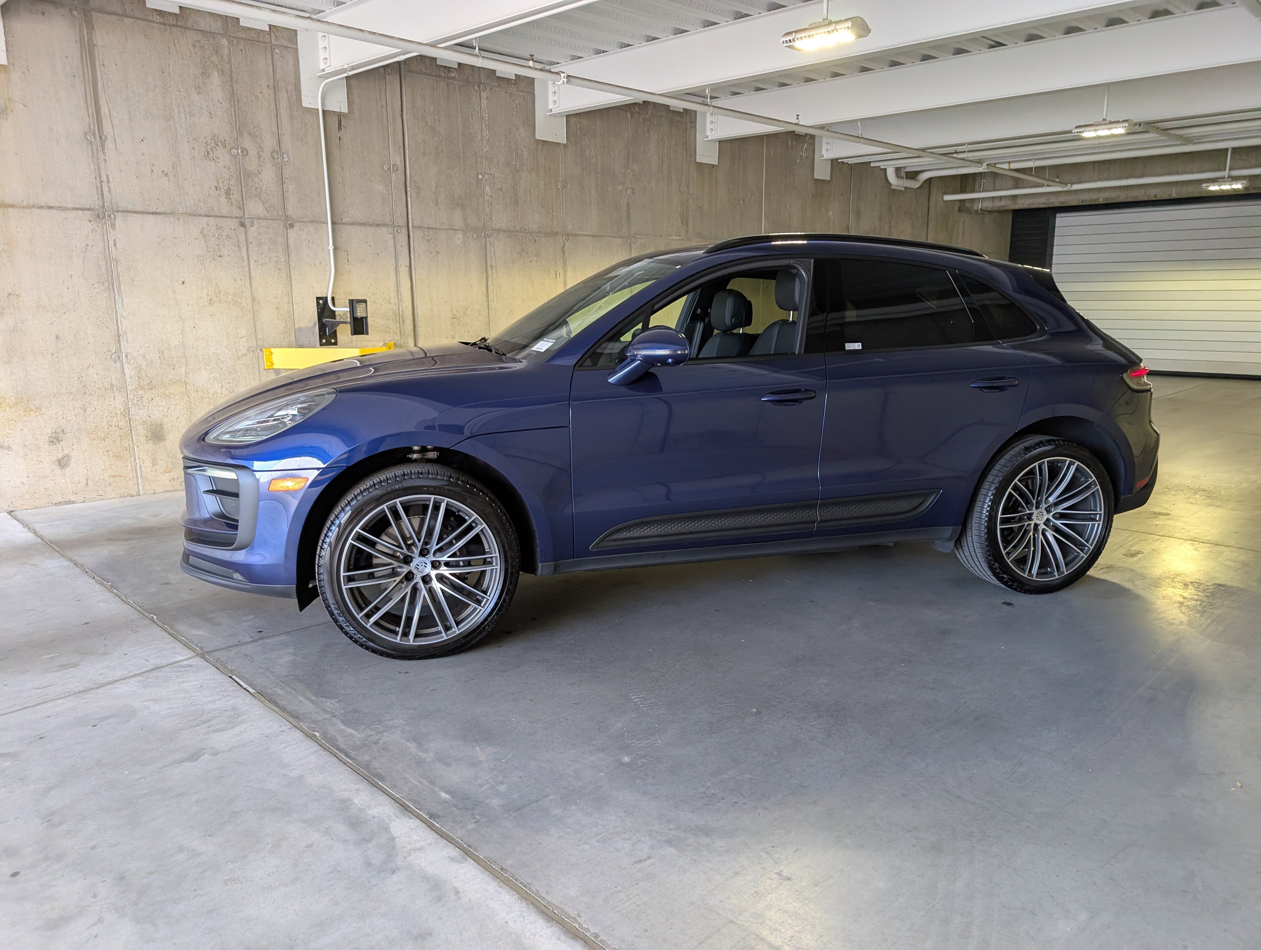 Used 2025 Porsche Macan image 2
