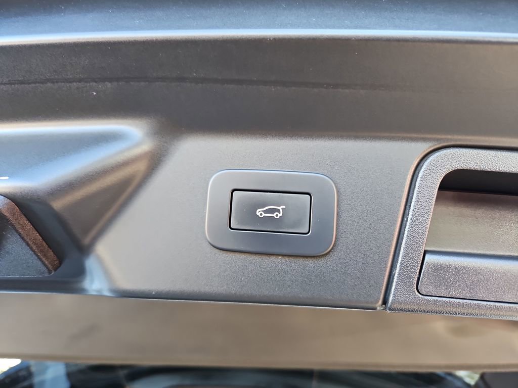 Used 2023 Land Rover Range Rover Velar R-Dynamic S image 32