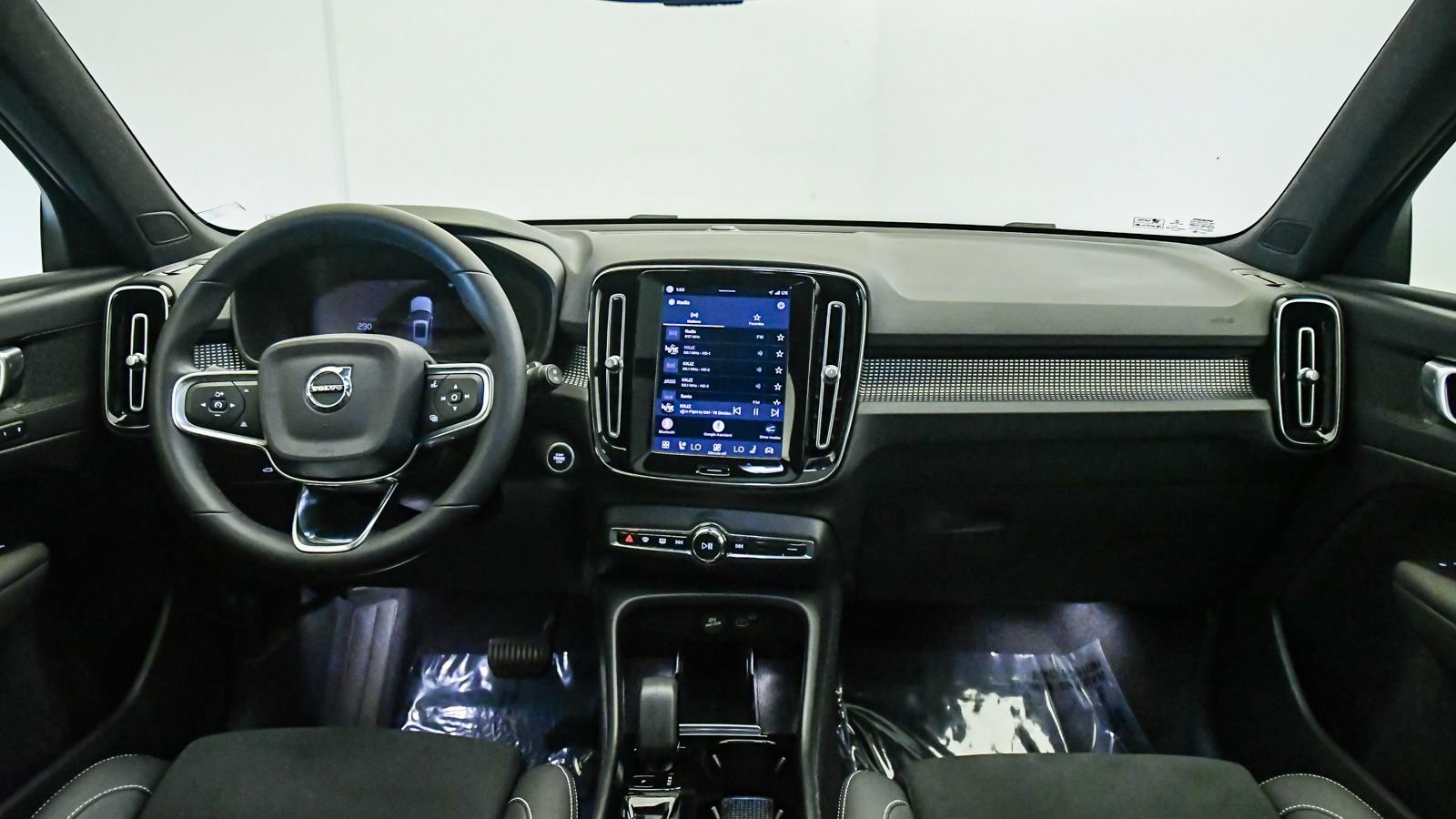 Certified 2023 Volvo XC40 B5 Plus w/ Protection Package Premier AWD/4WD image 15