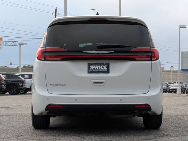 Used 2025 Chrysler Pacifica Select image 6
