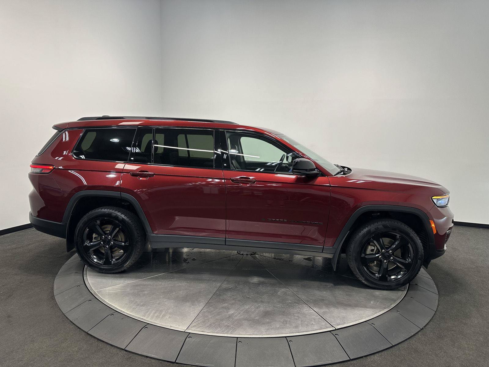 Used 2023 Jeep Grand Cherokee L Limited w/ Black Appearance Package AWD/4WD image 8