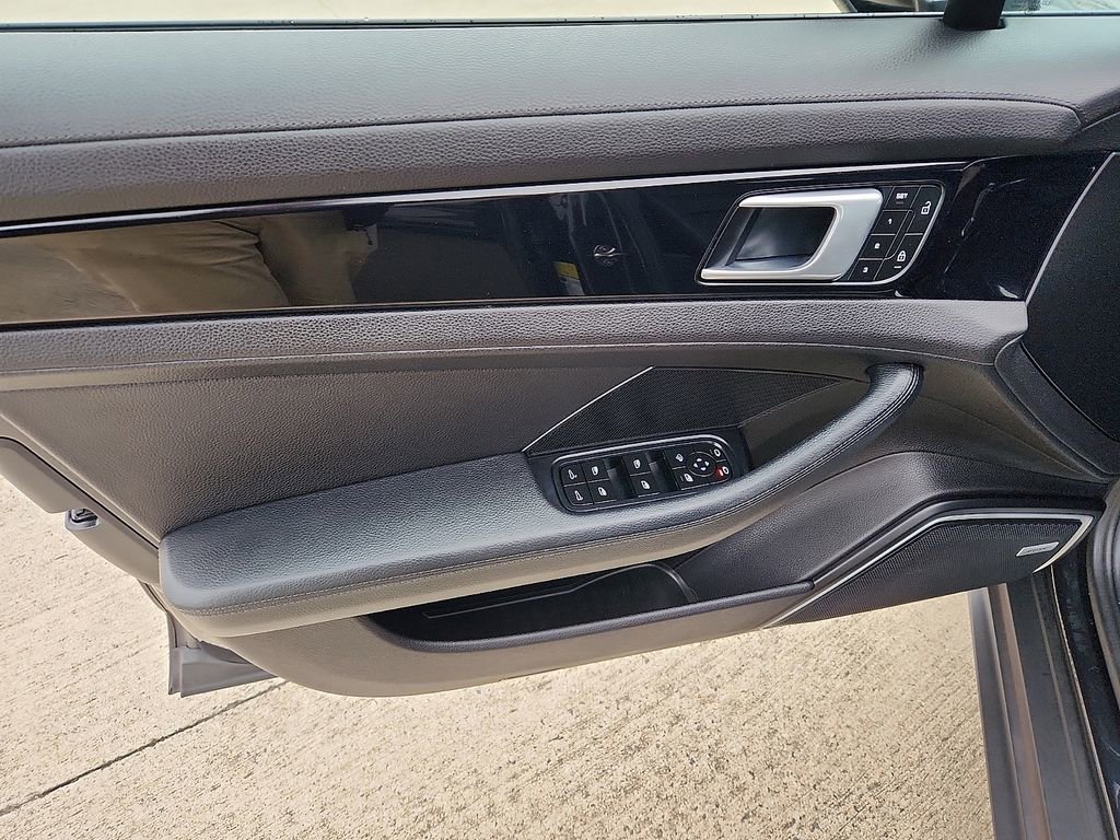 Used 2022 Porsche Panamera image 11