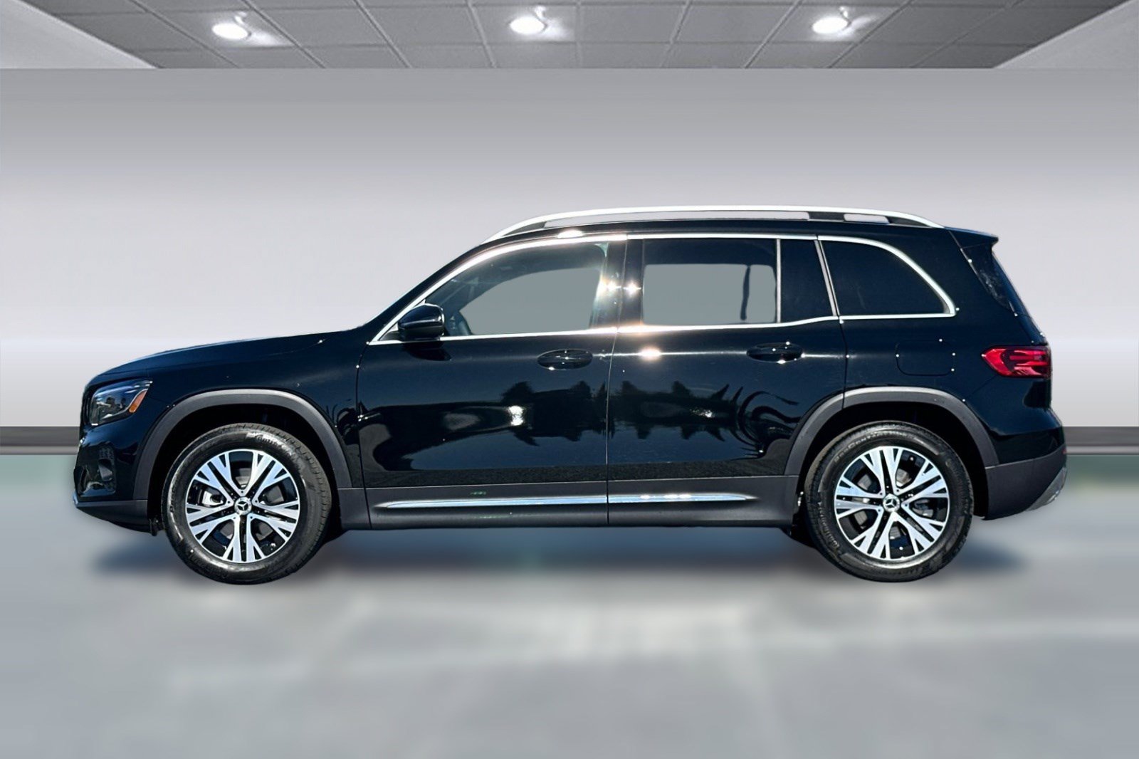 New 2026 Mercedes-Benz GLB 250 image 2