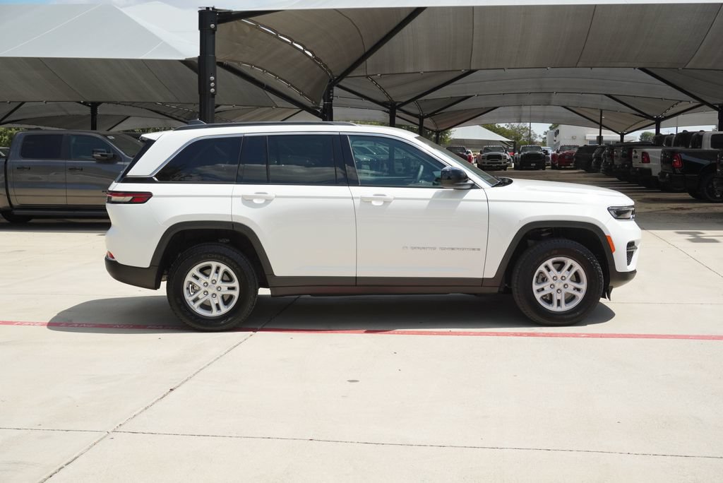 Used 2025 Jeep Grand Cherokee Laredo AWD/4WD image 6