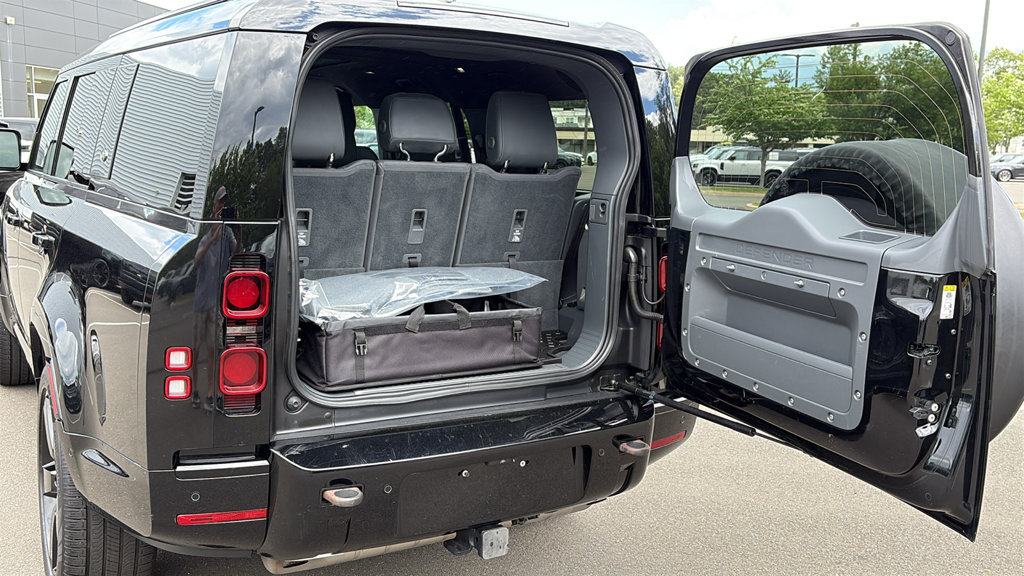 Certified 2023 Land Rover Defender 130 X-Dynamic SE AWD/4WD image 25