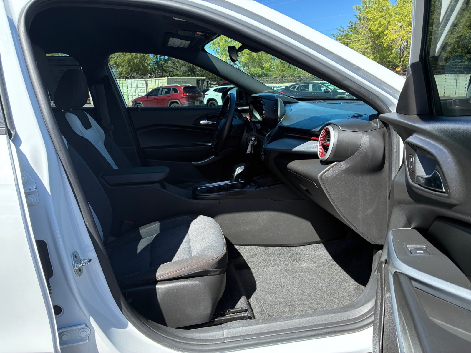 Used 2024 Chevrolet Trax RS FWD image 29