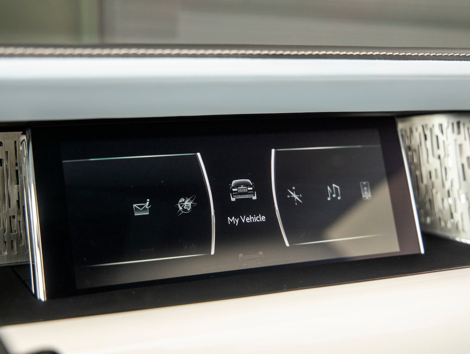 Used 2023 Rolls-Royce Phantom Extended Wheelbase w/ Leather Finishing Pack RWD image 42