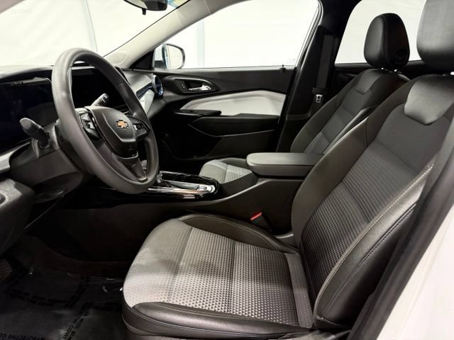 Used 2025 Chevrolet Trax LT FWD image 11