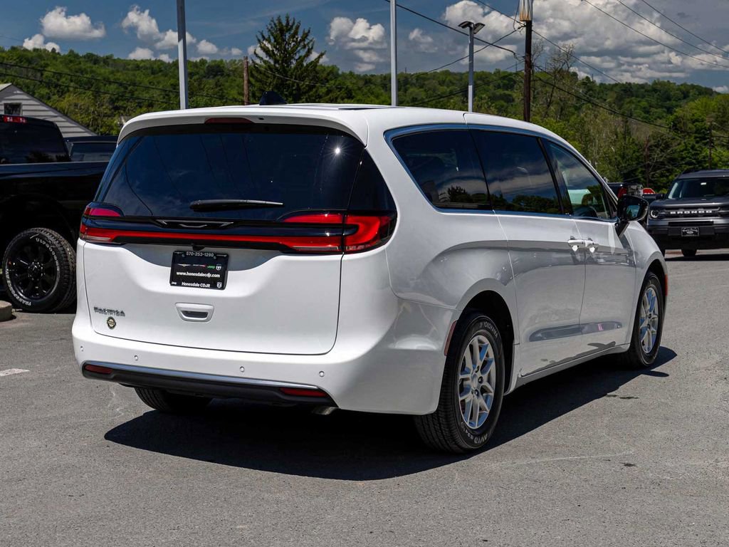 New 2027 Chrysler Pacifica Select FWD image 4