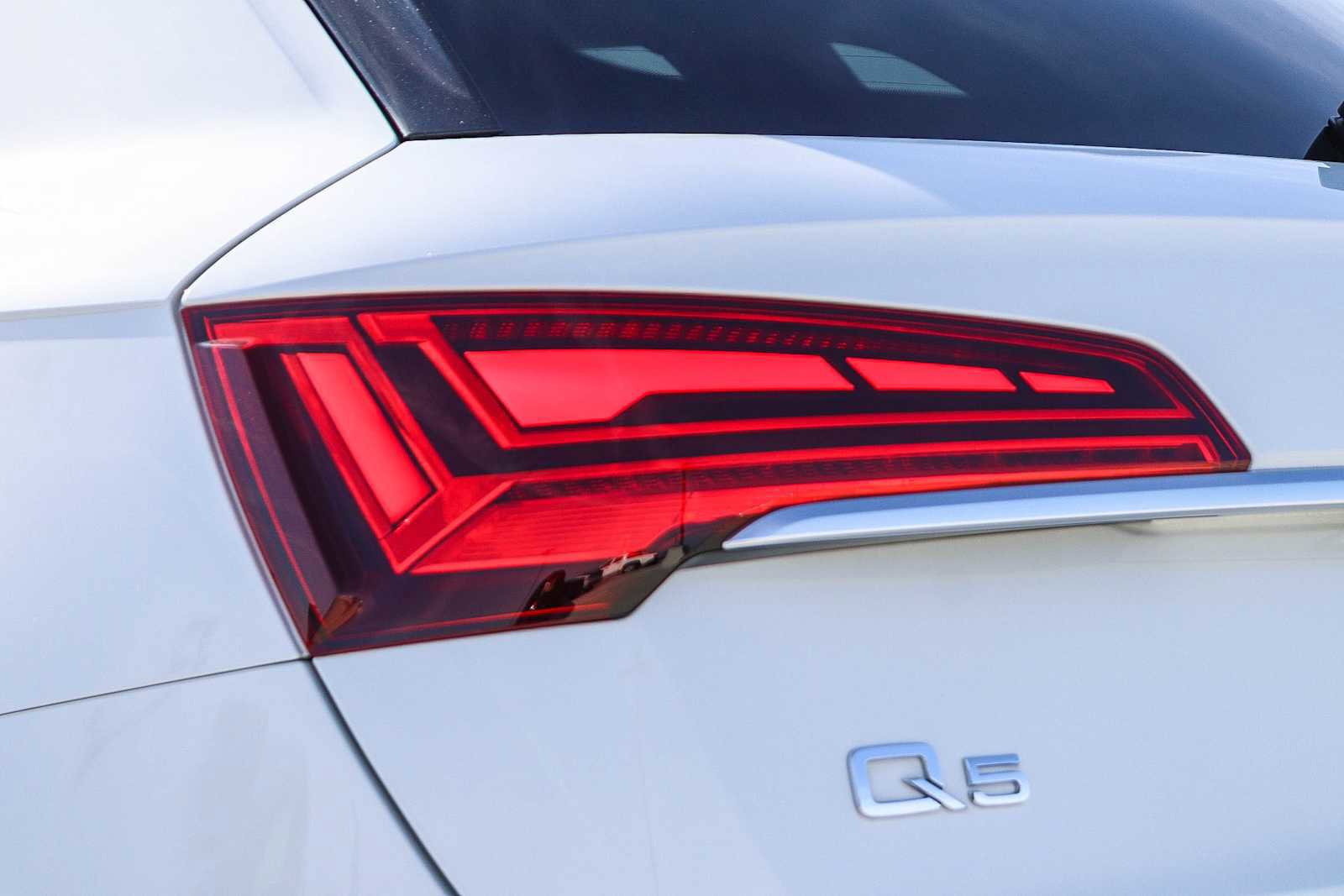 Used 2023 Audi Q5 e Premium w/ Convenience Package image 12