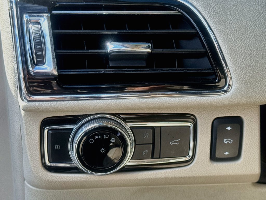 Used 2018 Lincoln Navigator Select AWD/4WD image 11