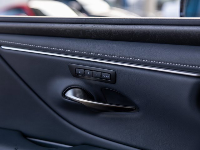 Used 2025 Lexus ES 300h w/ Premium Package image 39