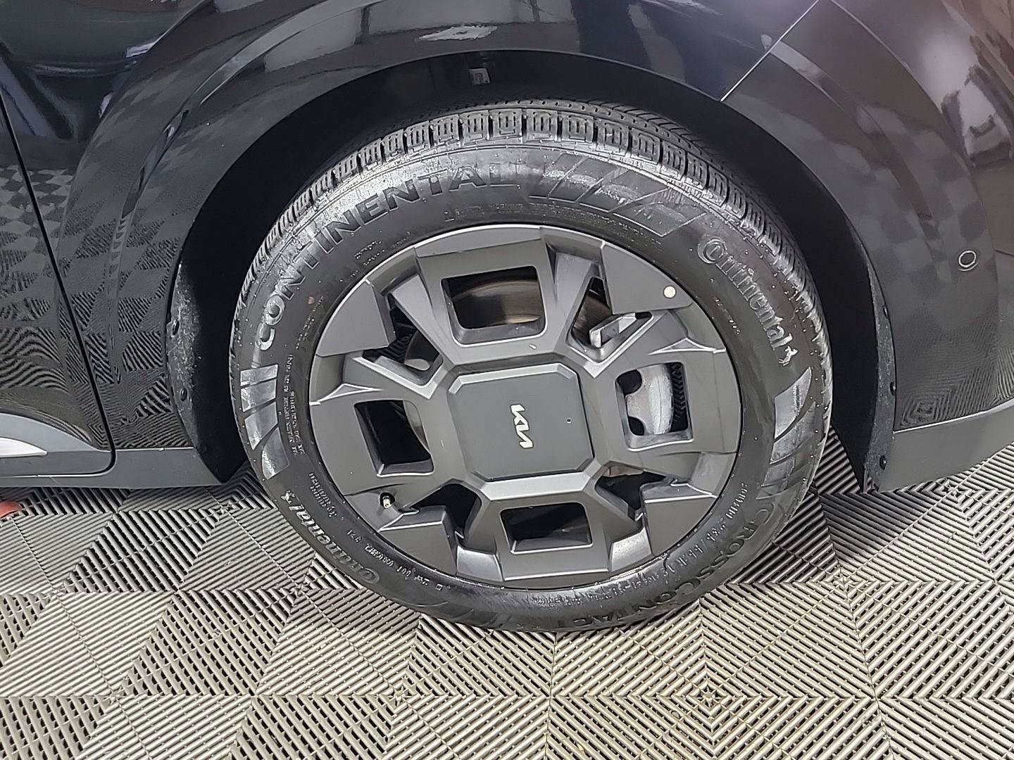 Used 2025 Kia Carnival SX FWD image 3