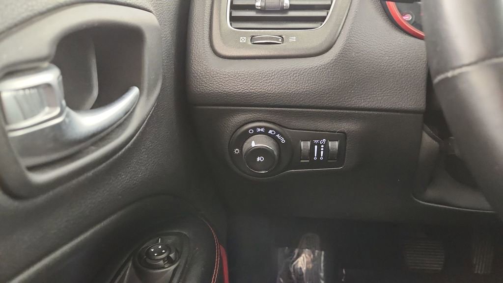 Used 2018 Jeep Compass Trailhawk w/ Cold Weather Group AWD/4WD image 20