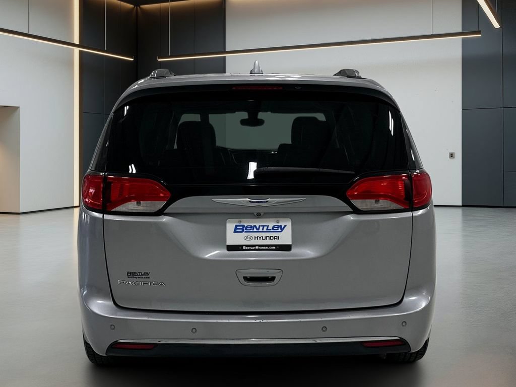 Used 2018 Chrysler Pacifica Touring-L FWD image 5