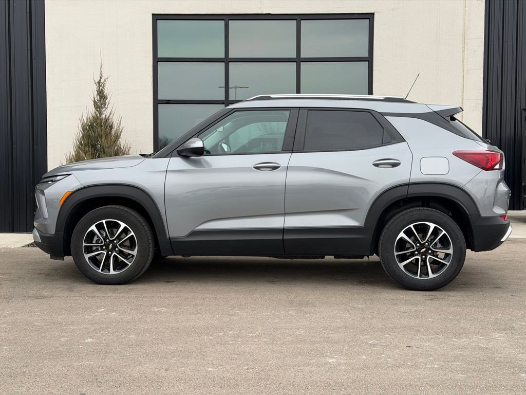 Used 2025 Chevrolet TrailBlazer LT AWD/4WD image 2