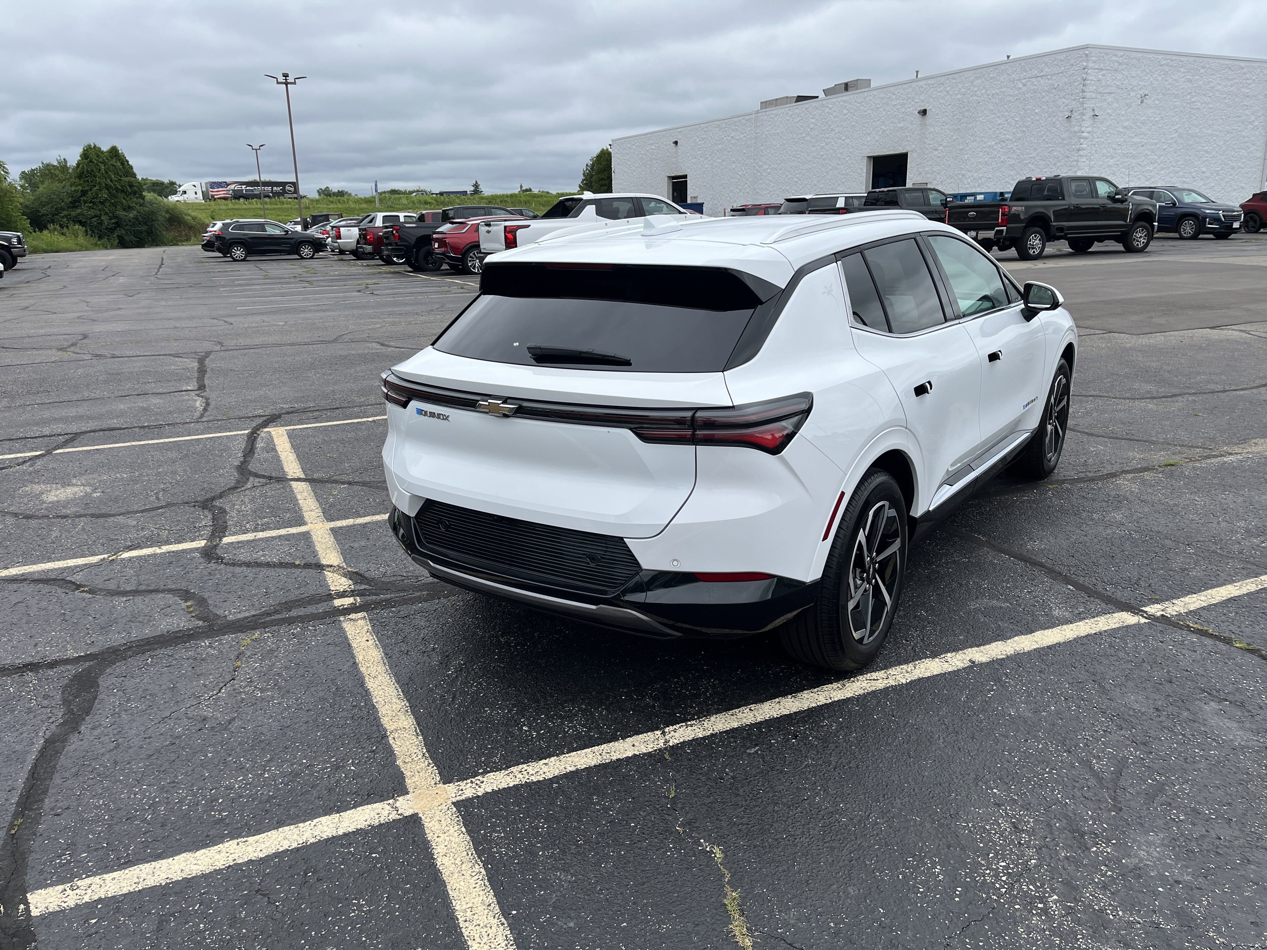Used 2025 Chevrolet Equinox EV LT w/ Convenience Package image 6
