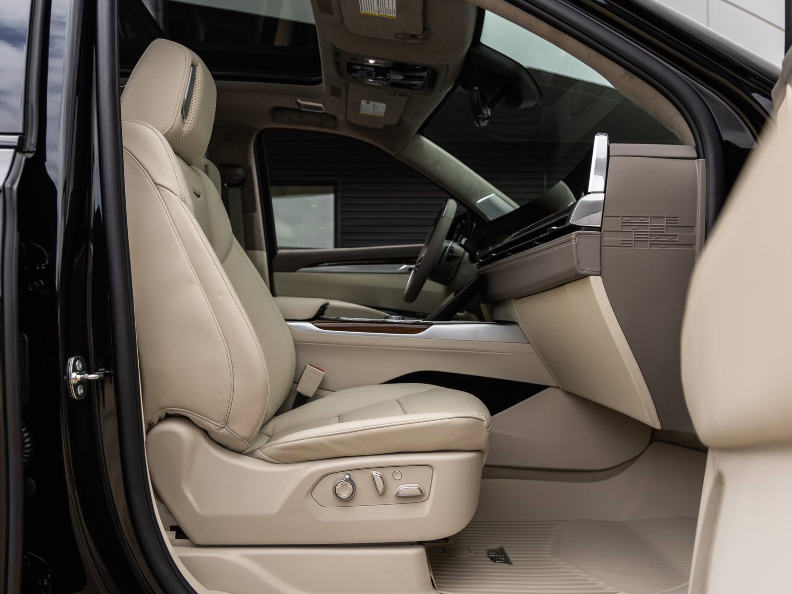 Used 2026 Cadillac Escalade Platinum Sport w/ LPO, Floor Liner Package AWD/4WD image 45