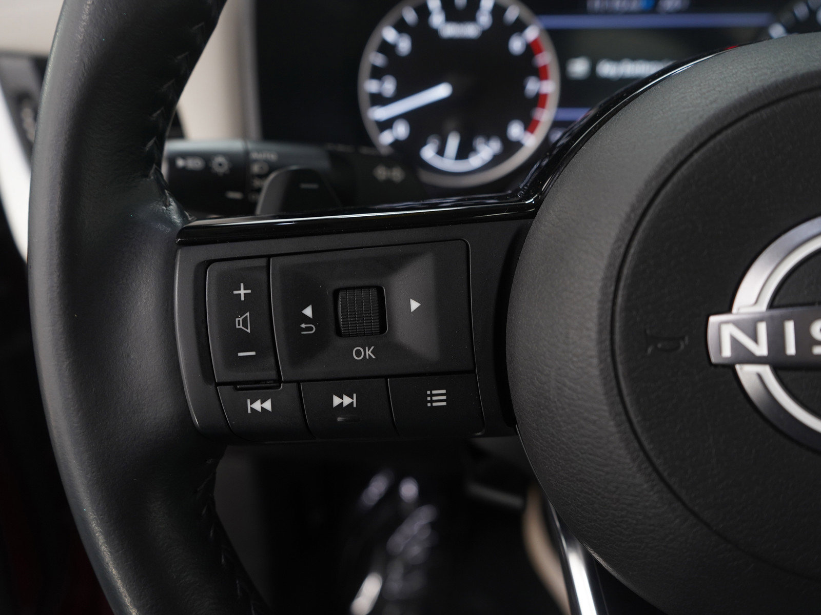 Used 2023 Nissan Rogue SL image 28