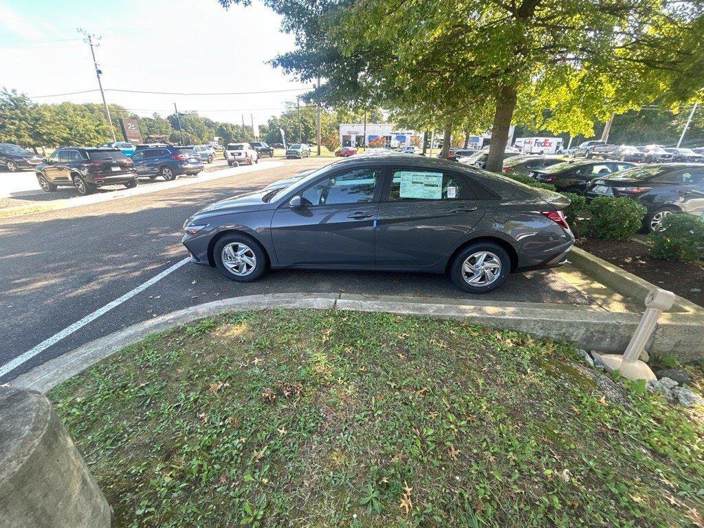 New 2026 Hyundai Elantra SE FWD image 3