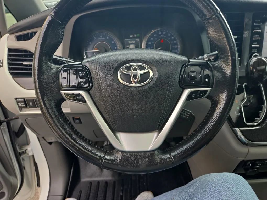 Used 2018 Toyota Sienna XLE w/ XLE Navigation Package image 13