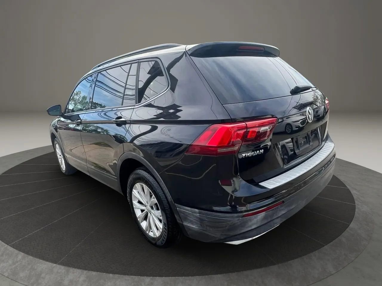 Used 2018 Volkswagen Tiguan S FWD image 7