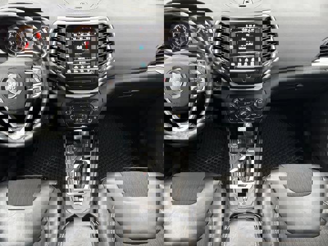 Used 2018 Jeep Cherokee Latitude Plus w/ Cold Weather Group image 17