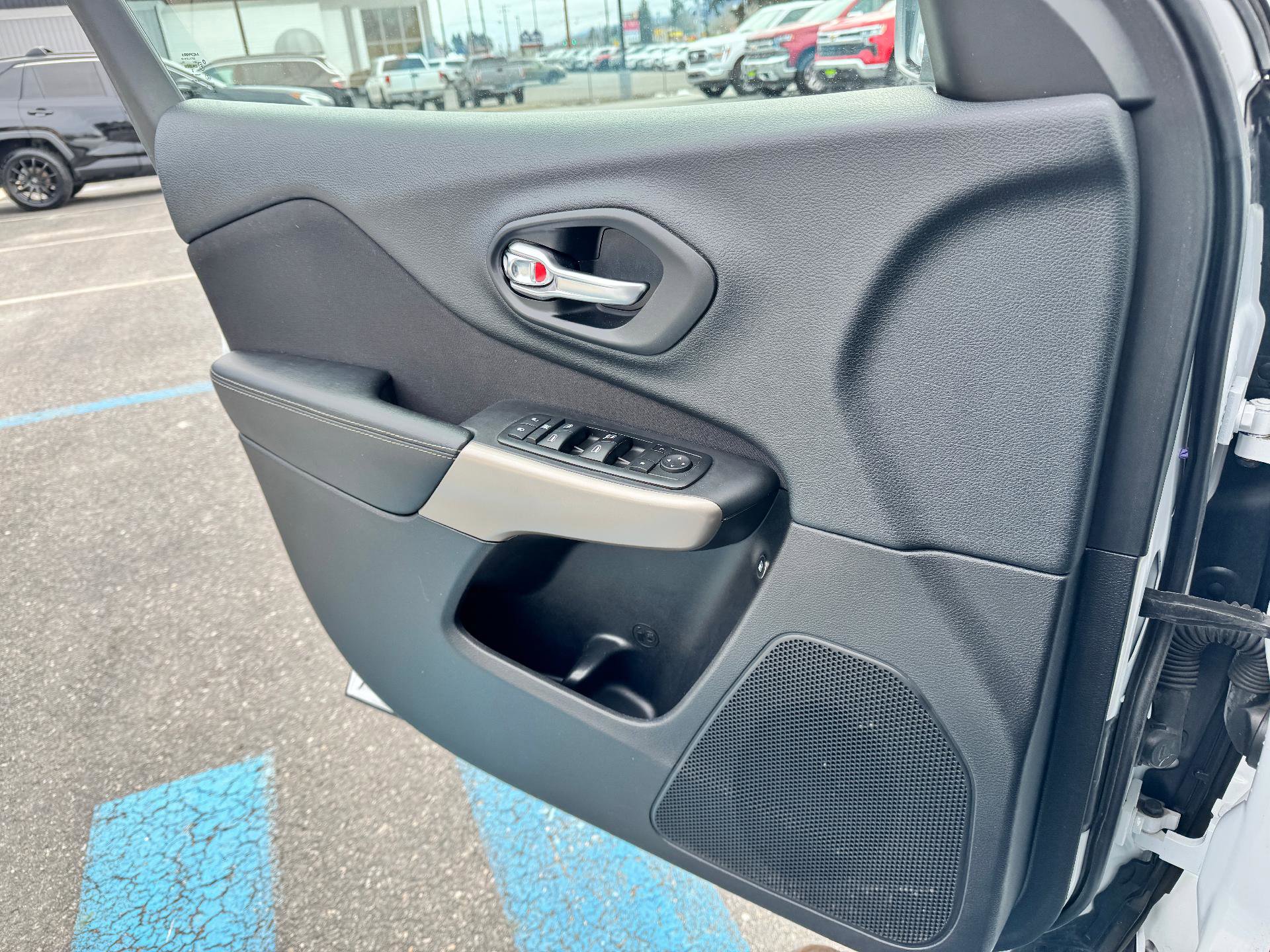 Used 2018 Jeep Cherokee Latitude w/ Cold Weather Group image 25