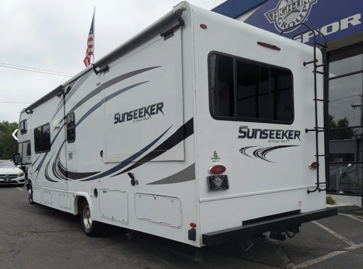 Used 2019 Chevrolet Express 4500 w/ RV Package RWD image 9